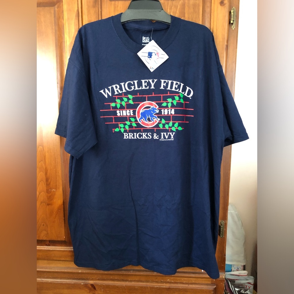 Genuine MLB Men’s Wrigley Field Chicago Cubs Navy Tee, 2XL, NWT